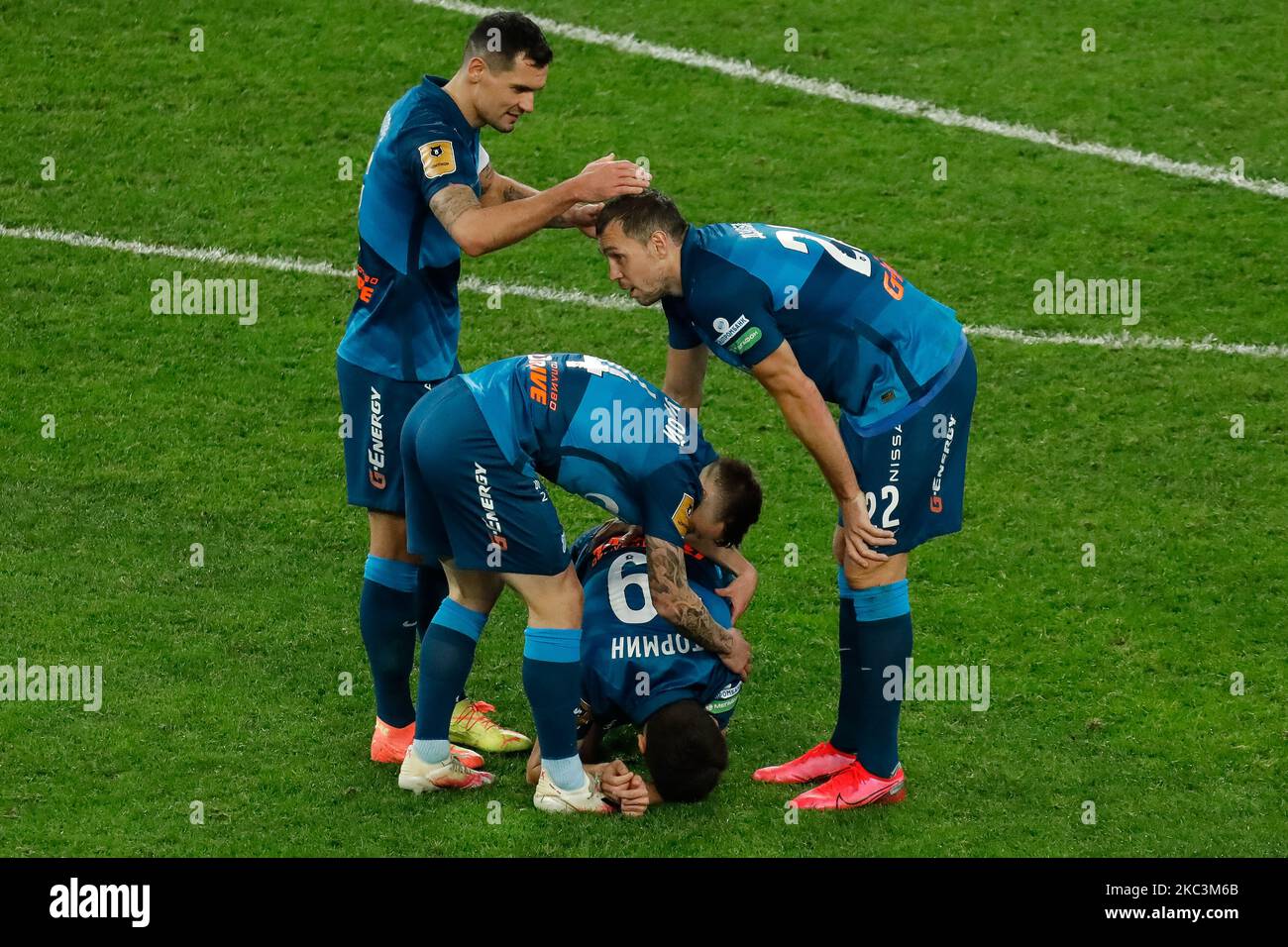 Alexei Sutormin (in basso) di Zenit San Pietroburgo, il cui padre è morto ieri, reagisce dopo aver segnato un gol durante la partita della Premier League russa tra il FC Zenit San Pietroburgo e il FC Krasnodar il 8 novembre 2020 alla Gazprom Arena di San Pietroburgo, Russia. (Foto di Mike Kireev/NurPhoto) Foto Stock