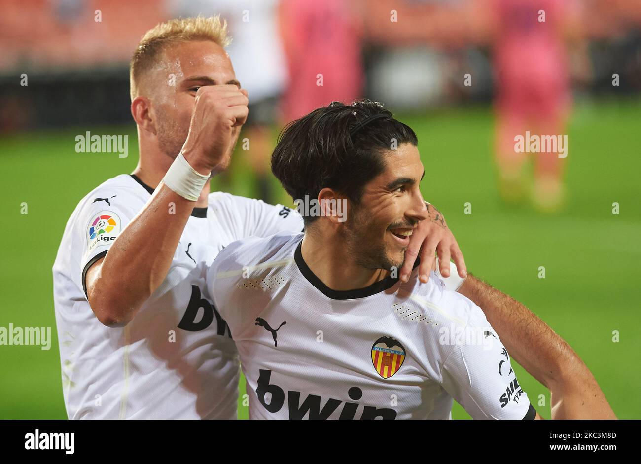 Carlos Soler di Valencia CF celebra un obiettivo durante la Liga Santander Mach tra Valencia e il Real Madrid a Estadio de Mestalla il 8 novembre 2020 a Valencia, Spagna (Foto di Maria Jose Segovia/NurPhoto) Foto Stock