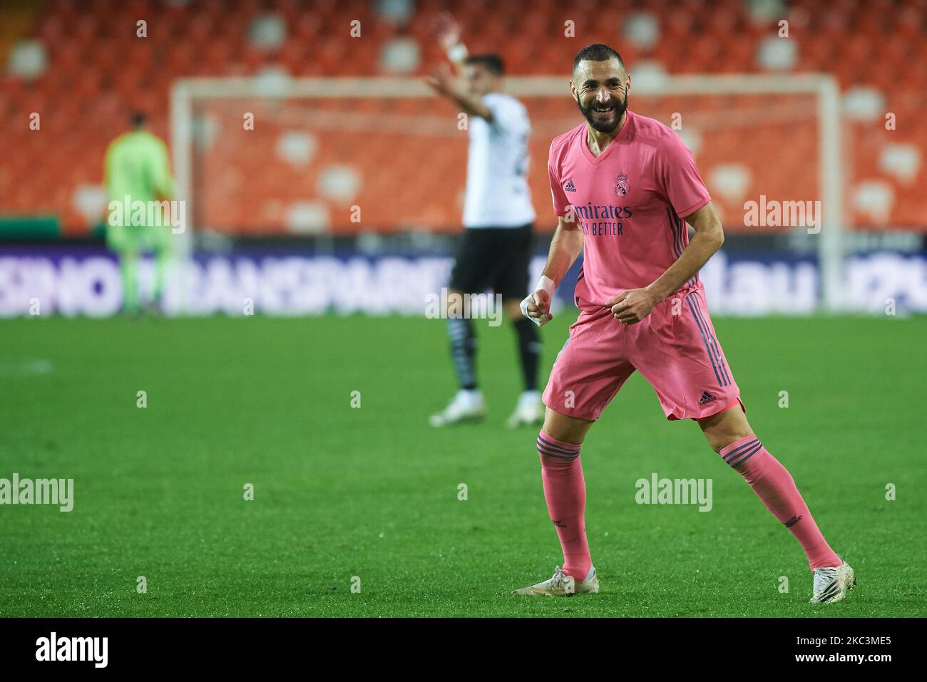 Karim Benzema del Real Madrid celebra un gol durante la Liga Santander Mach tra Valencia e Real Madrid a Estadio de Mestalla il 8 novembre 2020 a Valencia, Spagna (Foto di Maria Jose Segovia/NurPhoto) Foto Stock