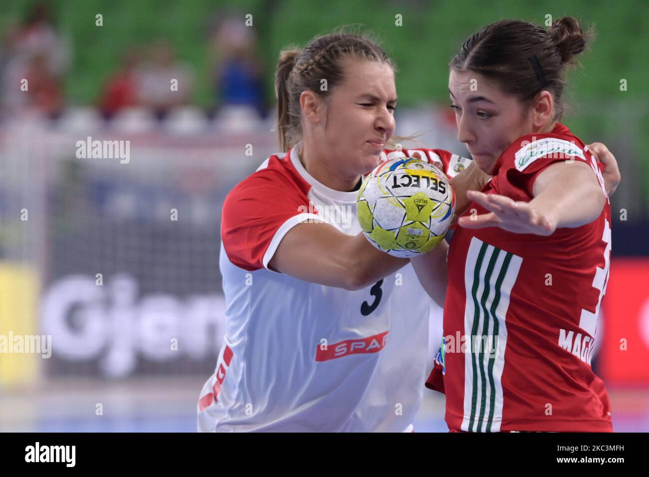 LJUBLJANA, SLOVENIA - 04 NOVEMBRE: Kerstin Kundig della Svizzera in azione contro Noemi Pasztor dell'Ungheria durante la partita del Campionato europeo di pallamano delle donne EHF tra Ungheria e Svizzera all'Arena Stozice il 4 novembre 2022 a Ljubljana, Slovenia. Photo: Igor soban/PIXSELL Credit: Pixsell photo & video agency/Alamy Live News Foto Stock