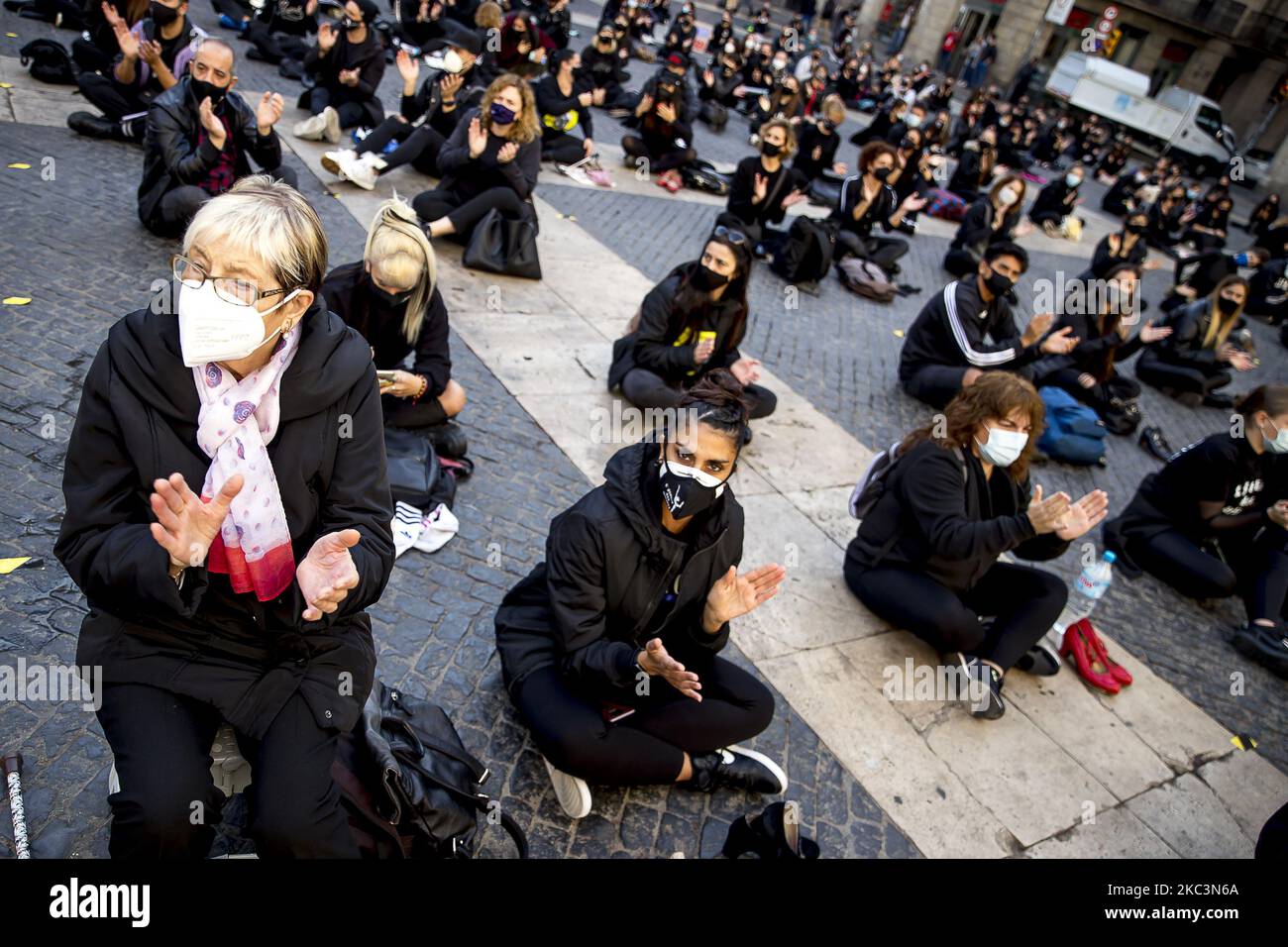 Studenti e insegnanti di scuole di danza protestano contro il governo regionale della Catalogna a Barcellona, contro le misure per chiudere le scuole d'arte durante la crisi del Covid-19 / Coronavirus. A Barcellona, Catalogna, Spagna, il 9 novembre 2020. (Foto di Albert Llop/NurPhoto) Foto Stock