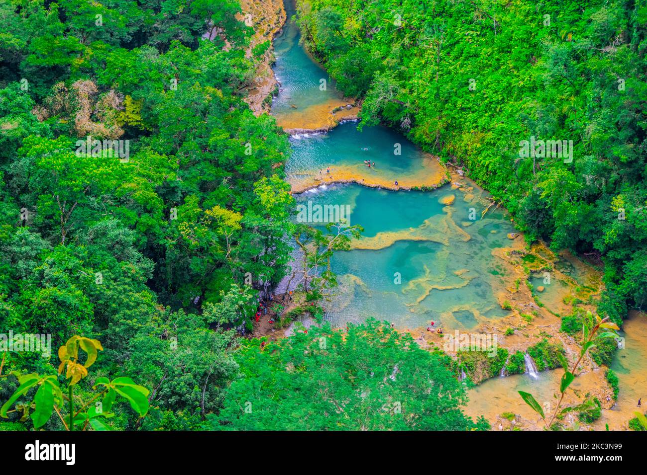rio azul en medio de bosque Foto Stock