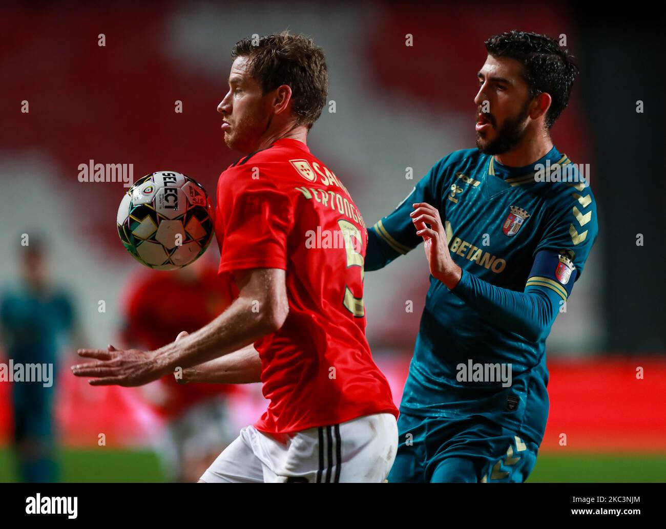 Jan Vertonghen(L) di SL Benfica e Paulinho(R) di SC Braga in azione durante la partita della Lega portoghese 2020/21 tra SL Benfica e SC Braga, al Luz Stadium di Lisbona il 8 novembre 2020. (Foto di Paulo Nascimento/NurPhoto) Foto Stock