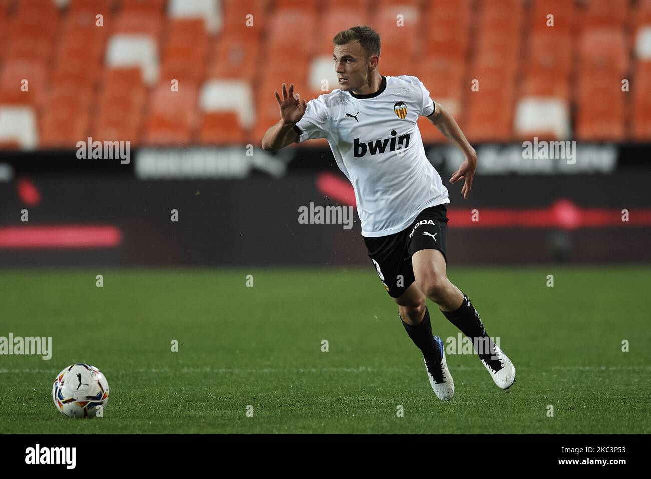 Toni lato di Valencia corre con la palla durante la partita la Liga Santander tra Valencia CF e Real Madrid all'Estadio Mestalla il 8 novembre 2020 a Valencia, Spagna. (Foto di Jose Breton/Pics Action/NurPhoto) Foto Stock