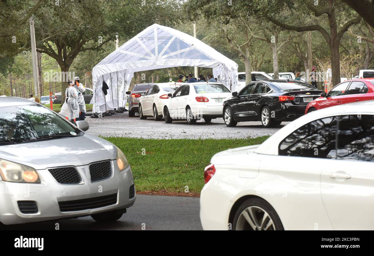 Le persone in auto si allineano per ricevere gratuitamente i test rapidi COVID-19 in un sito drive through a Barnett Park il 9 novembre 2020 a Orlando, Florida. I casi di COVID-19 sono in aumento in Florida, con il Dipartimento della Salute della Florida che ha segnalato 6.820 nuovi casi di coronavirus il 8 novembre, segnando il più alto aumento di infezioni riportate quotidianamente dal 1 settembre. (Foto di Paul Hennessy/NurPhoto) Foto Stock