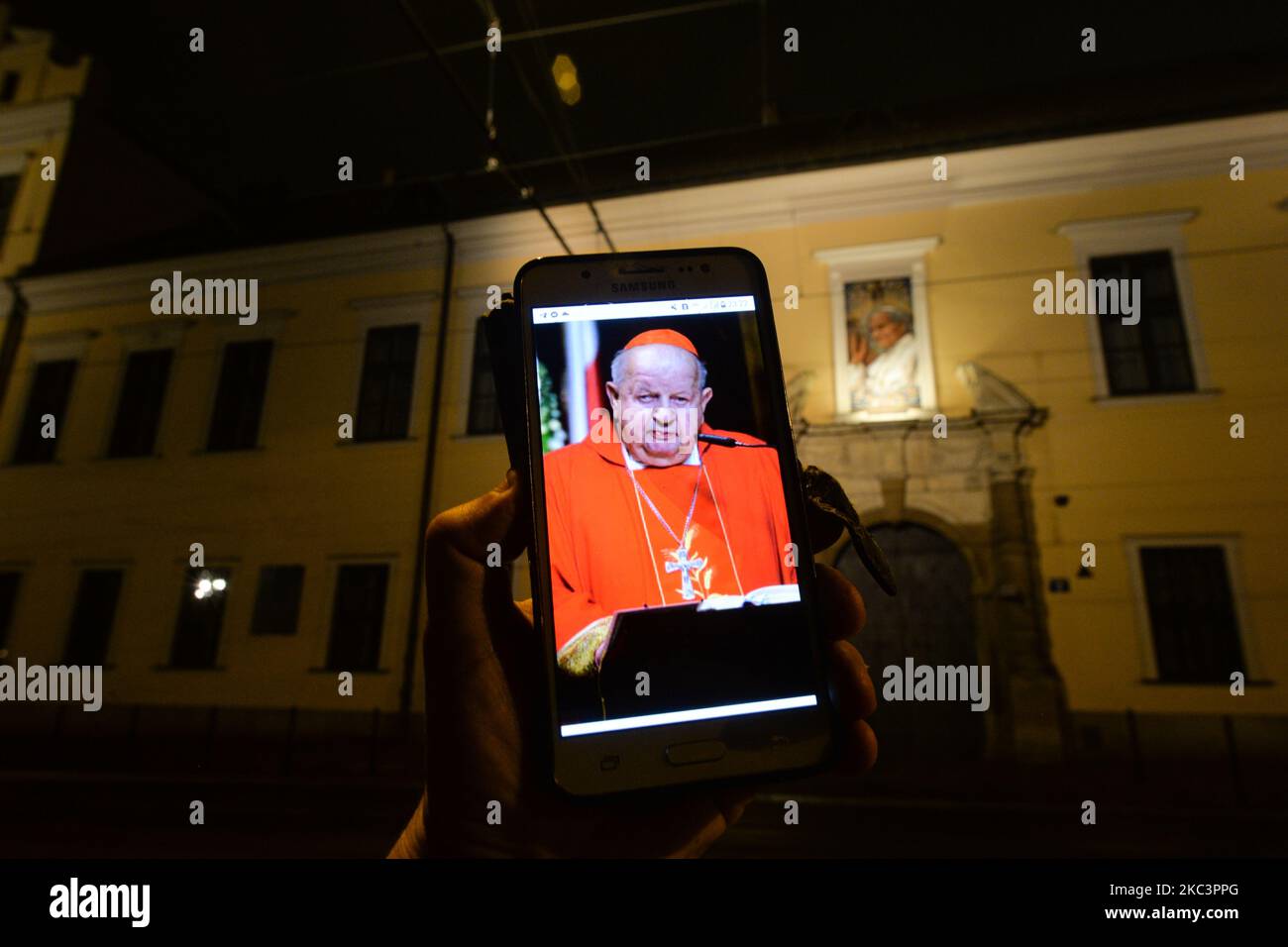 Una foto illustrativa con un ritratto del Cardinale Stanislaw Dziwisz visto su un telefono cellulare, davanti al Palazzo dei Vescovi di Cracovia in Via Franciszkanska, subito dopo il programma TVN 24 'Don Stanislao. Il secondo volto del cardinale Dziwisz' di Marcin Gutowski. Karol Wojtyla (in seguito Papa Giovanni Paolo II) rimase a 3, Via Franciszkanska, dal 1963 al 1978, quando fu eletto Papa. Nell'ottobre 1966, padre Dziwisz è stato nominato dall'arcivescovo Wojtyla come suo segretario personale. Dziwisz rimase in questa posizione fino alla morte di Wojtyla nel 2005. In base ai materiali raccolti dal Foto Stock