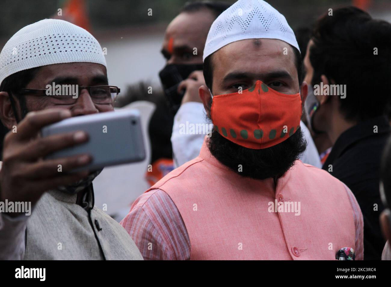 I sostenitori del Bhartiya Janata Party (BJP) celebrano il ruolo guida del partito nelle elezioni dell'Assemblea Bihar di alto livello, presso la sede del BJP, il 10 novembre 2020 a Nuova Delhi, India. L'alleanza NDA è destinata a formare il governo di Bihar in quanto ha vinto 105 seggi e sta guidando con comodo margine su altri 19 seggi, superando il magico numero di 122. (Foto di Mayank Makhija/NurPhoto) Foto Stock