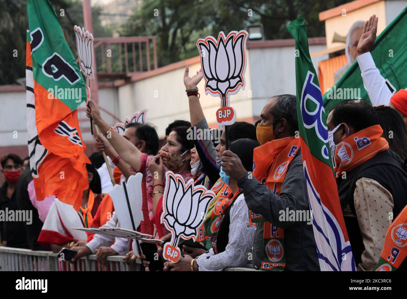 I sostenitori del Bhartiya Janata Party (BJP) celebrano il ruolo guida del partito nelle elezioni dell'Assemblea Bihar di alto livello, presso la sede del BJP, il 10 novembre 2020 a Nuova Delhi, India. L'alleanza NDA è destinata a formare il governo di Bihar in quanto ha vinto 105 seggi e sta guidando con comodo margine su altri 19 seggi, superando il magico numero di 122. (Foto di Mayank Makhija/NurPhoto) Foto Stock