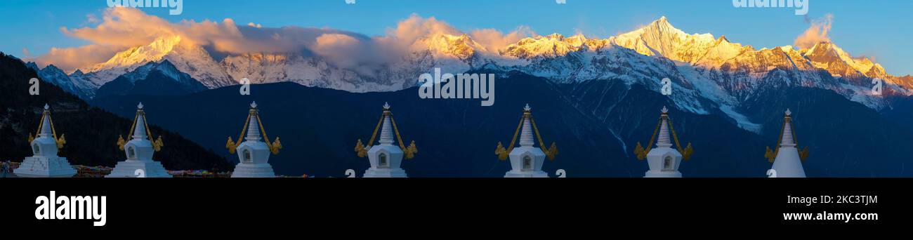 Uno scatto panoramico delle montagne di neve di Meili dal tempiale di Feilai Foto Stock