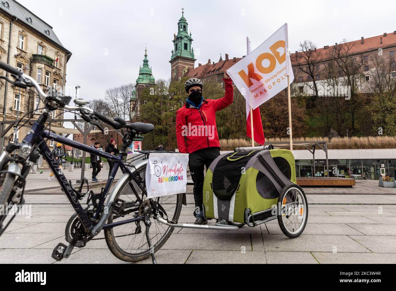 Un membro del Comitato di opposizione della Difesa della democrazia (KOD) è visto nelle maschere protettive del viso dalla sua bicicletta durante un giro in bicicletta 'arcobaleno' del giorno dell'Indipendenza a Vistola Boulevards dal Castello reale di Wawel nella città vecchia di Cracovia, in Polonia il 11 novembre 2020. KOD manifesta il suo sostegno nei confronti dei gruppi LGBT e delle minoranze, nonché di recente un forte movimento di opposizione - Sciopero delle donne. (Foto di Dominika Zarzycka/NurPhoto) Foto Stock