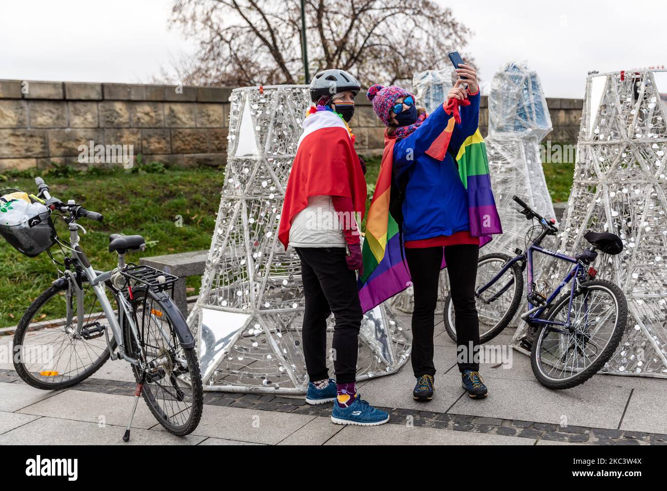 I membri del Comitato di opposizione della Difesa della democrazia (KOD) sono visti nelle maschere protettive del viso da una bicicletta durante un giro in bicicletta 'arcobaleno' del giorno dell'Indipendenza a Vistola Boulevards nella città vecchia di Cracovia, in Polonia il 11 novembre 2020. KOD manifesta il suo sostegno nei confronti dei gruppi LGBT e delle minoranze, nonché di recente un forte movimento di opposizione - Sciopero delle donne. (Foto di Dominika Zarzycka/NurPhoto) Foto Stock