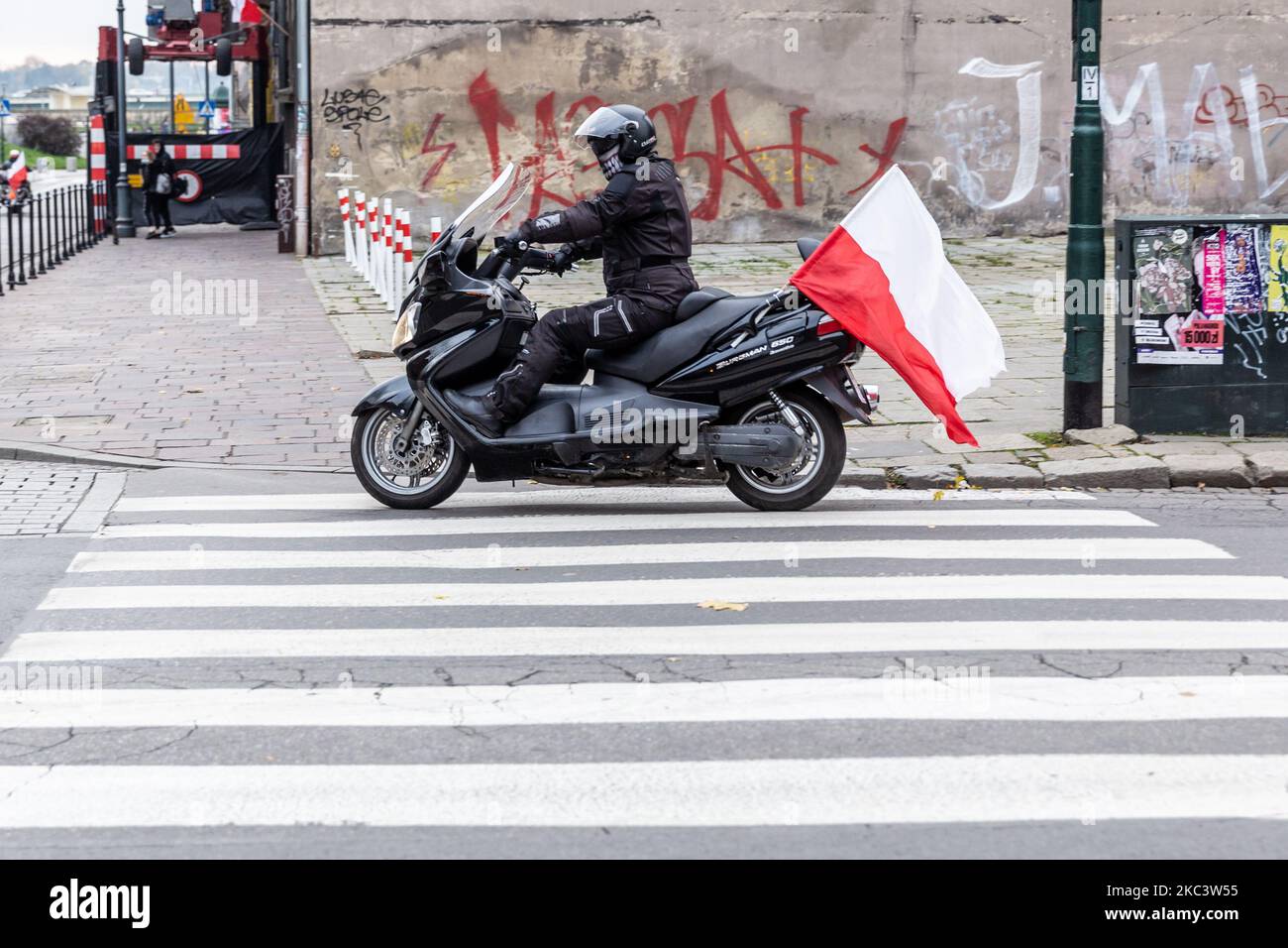 Un uomo è visto in sella alla sua moto con la bandiera nazionale polacca attaccata mentre la Polonia celebra la sua Giornata dell'Indipendenza nella Città Vecchia di Cracovia, Polonia, il 11 novembre 2020. (Foto di Dominika Zarzycka/NurPhoto) Foto Stock