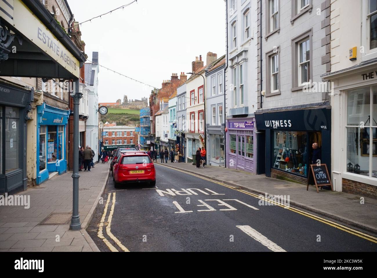 Flowergate una delle molte strade nel centro di Whitby Foto Stock