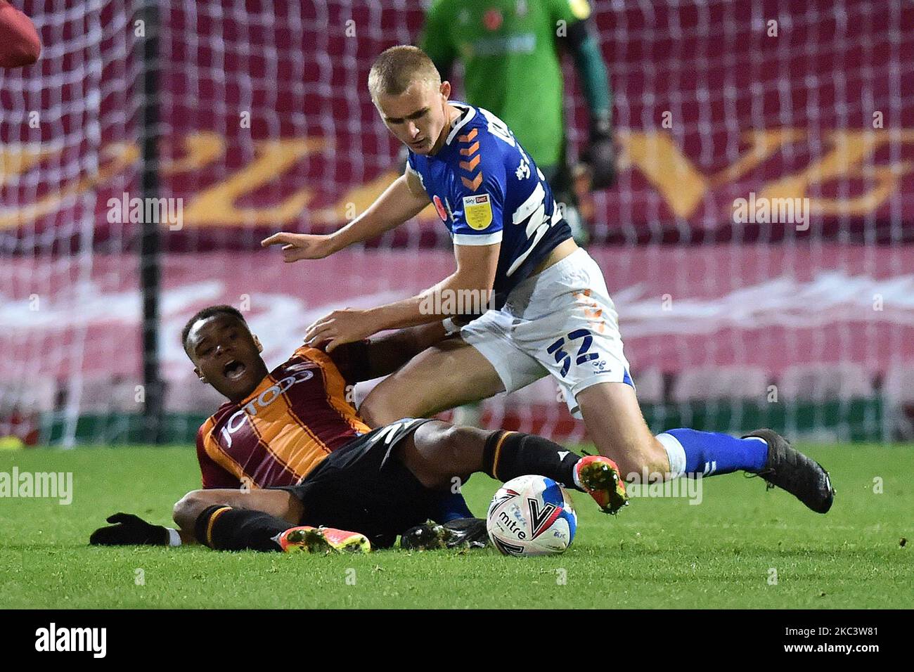 Dylan Mottley-Henry di Bradford City e Will Sutton Dunn di Oldham Athletic in azione durante la partita del Trofeo EFL tra Bradford City e Oldham Athletic al Coral Windows Stadium di Bradford martedì 10th novembre 2020. (Credit: Eddie Garvey | MI News & Sport Ltd) MI News) (Photo by MI News/NurPhoto) Foto Stock