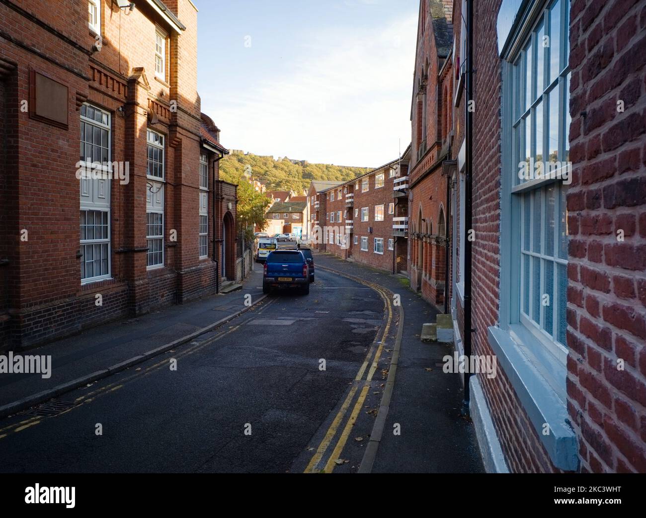 St Sepolchre Street nella parte vecchia di Scarborough che guarda verso il castello Foto Stock