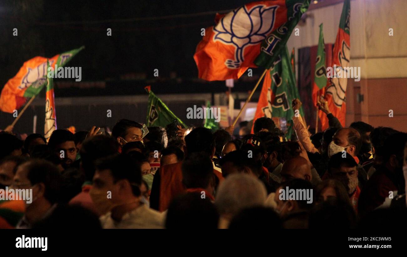 Bhartiya Janata Party (BJP) i lavoratori del partito celebrano dopo la vittoria nelle elezioni dell'assemblea di Bihar e le elezioni per via parziale in altri stati presso la sede di BJP il 11 novembre 2020 a Nuova Delhi, India. L'alleanza NDA è destinata a formare il governo di Bihar in quanto ha vinto 125 seggi, superando il numero magico di 122. (Foto di Mayank Makhija/NurPhoto) Foto Stock