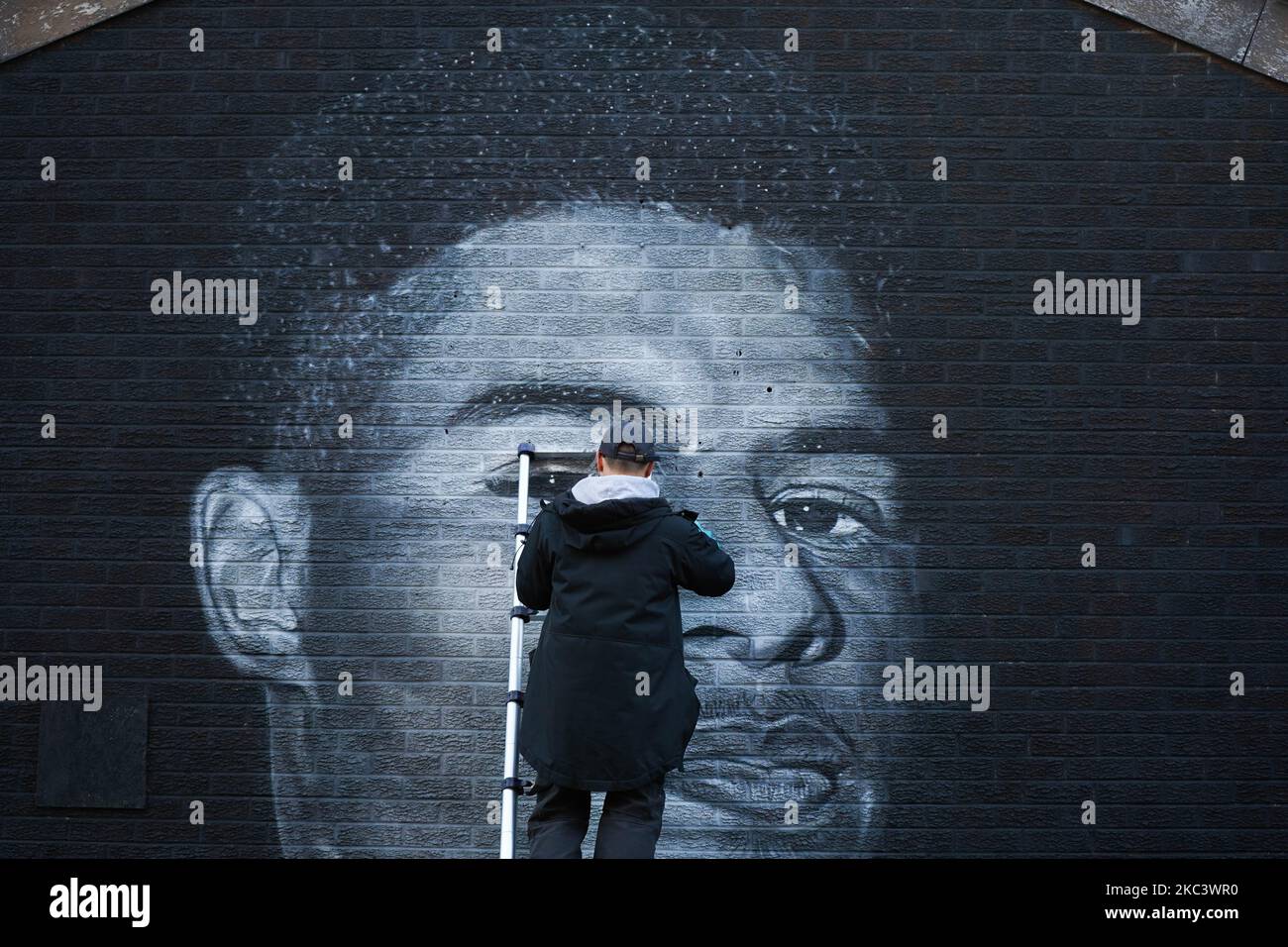 L'artista di strada, AKSE, mette in primo luogo il suo murale del attaccante del Manchester United, Marcus Rashford, a Manchester il 10 novembre 2020. (Foto di Giannis Alexopoulos/NurPhoto) Foto Stock