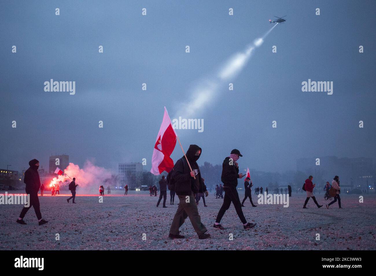 Il manifestante detiene la bandiera polacca durante la marcia di Indipendenza a Varsavia il 11 novembre 2020. (Foto di Maciej Luczniewski/NurPhoto) Foto Stock
