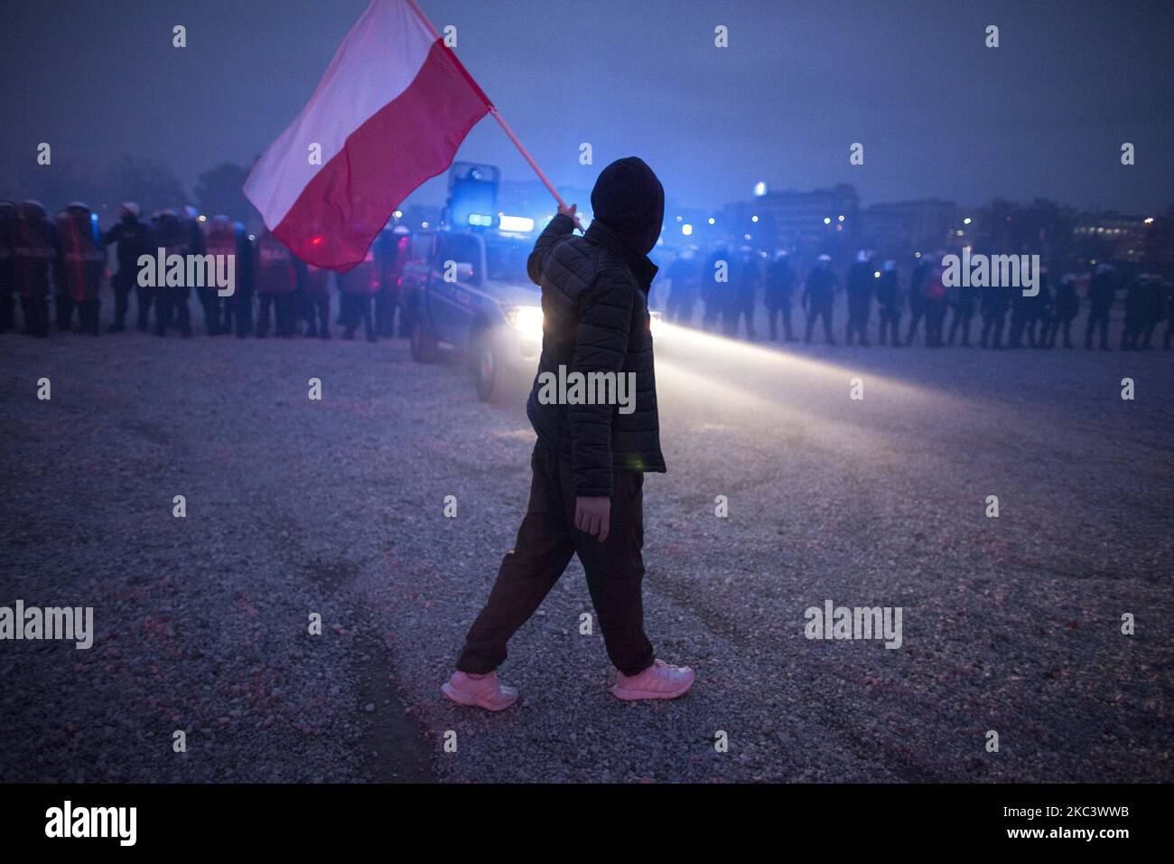Il manifestante detiene la bandiera polacca durante la marcia di Indipendenza a Varsavia il 11 novembre 2020. (Foto di Maciej Luczniewski/NurPhoto) Foto Stock