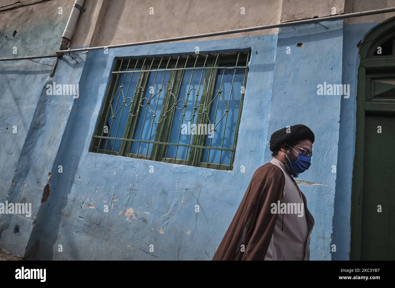 Due chierici iraniani che indossano una maschera protettiva camminano lungo un vicolo nella città Santa di Mashhad nella provincia di Razavi Khorasan 891Km (554 miglia) ad est di Teheran il 10 novembre 2020, in mezzo alla nuova epidemia di coronavirus (COVID-19) in Iran. Dopo che i governi iraniani hanno riannunciato l'allarme rosso nella città sacra iraniana di Mashhad e nella capitale della provincia di Khorasan Razavi, l'uso delle maschere nei luoghi pubblici divenne obbligatorio. (Foto di Morteza Nikoubazl/NurPhoto) Foto Stock