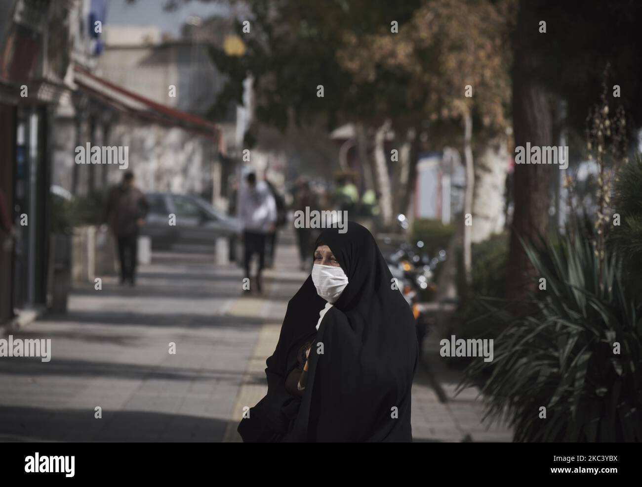 Due donne velate iraniane che indossano una maschera protettiva cammina lungo un viale nella città Santa di Mashhad nella provincia di Razavi Khorasan 891Km (554 miglia) ad est di Teheran il 10 novembre 2020, in mezzo alla nuova epidemia di coronavirus (COVID-19) in Iran. Dopo che i governi iraniani hanno riannunciato l'allarme rosso nella città sacra iraniana di Mashhad e nella capitale della provincia di Khorasan Razavi, l'uso delle maschere nei luoghi pubblici divenne obbligatorio. (Foto di Morteza Nikoubazl/NurPhoto) Foto Stock