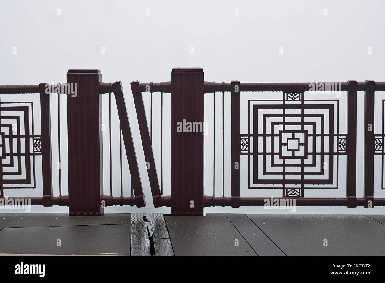 Particolare della ringhiera decorativa in acciaio lungo la passeggiata pedonale di Chicago Foto Stock