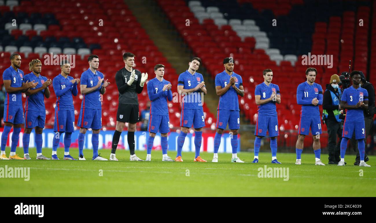 WEMBLEY, Regno Unito, 12 NOVEMBRE: L-R Dominic Calvert-Lewin (Everton) d'Inghilterra, Reece James (Chelsea) d'Inghilterra, Jadon Sancho (Borussia Dortmund) d'Inghilterra, Michael Keane (Everton) d'Inghilterra, portiere Nick Pope (Burnley) d'Inghilterra, Mason Mount (Chelsea), Harry Maguing, Inghilterra, Harry Villa Tyrings, Inghilterra (Harry Tyrings) (Tottenham Hotspur) d'Inghilterra, Jack Grealish (Aston Villa) d'Inghilterra e Bukayo Saka (Arsenal) d'Inghilterra onorano gli ex giocatori che sono passati via, tra cui Nobby Stiles davanti all'International friendly tra E. Foto Stock