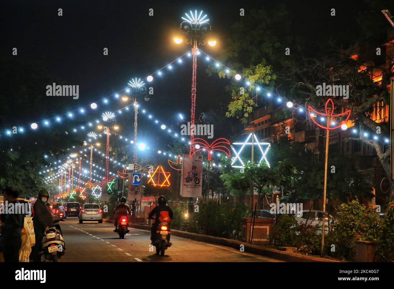 Un bazar illuminato Kishanpole in occasione del festival Diwali, a Jaipur, Rajasthan, India, Nov. 13, 2020. (Foto di Vishal Bhatnagar/NurPhoto) Foto Stock