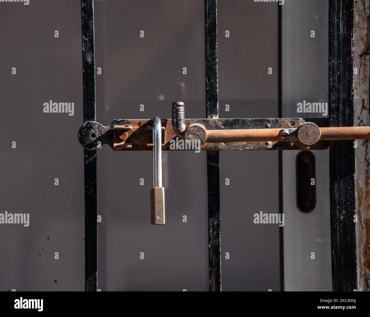 Una serratura di un negozio, a Limassol, Cipro, il 13 novembre 2020. Limassol e la città turistica occidentale di Paphos hanno rappresentato circa il 70% dei nuovi casi quotidiani COVID-19, morti e nuove ospedalizzazioni a Cipro (Foto di George Christophorou/NurPhoto) Foto Stock