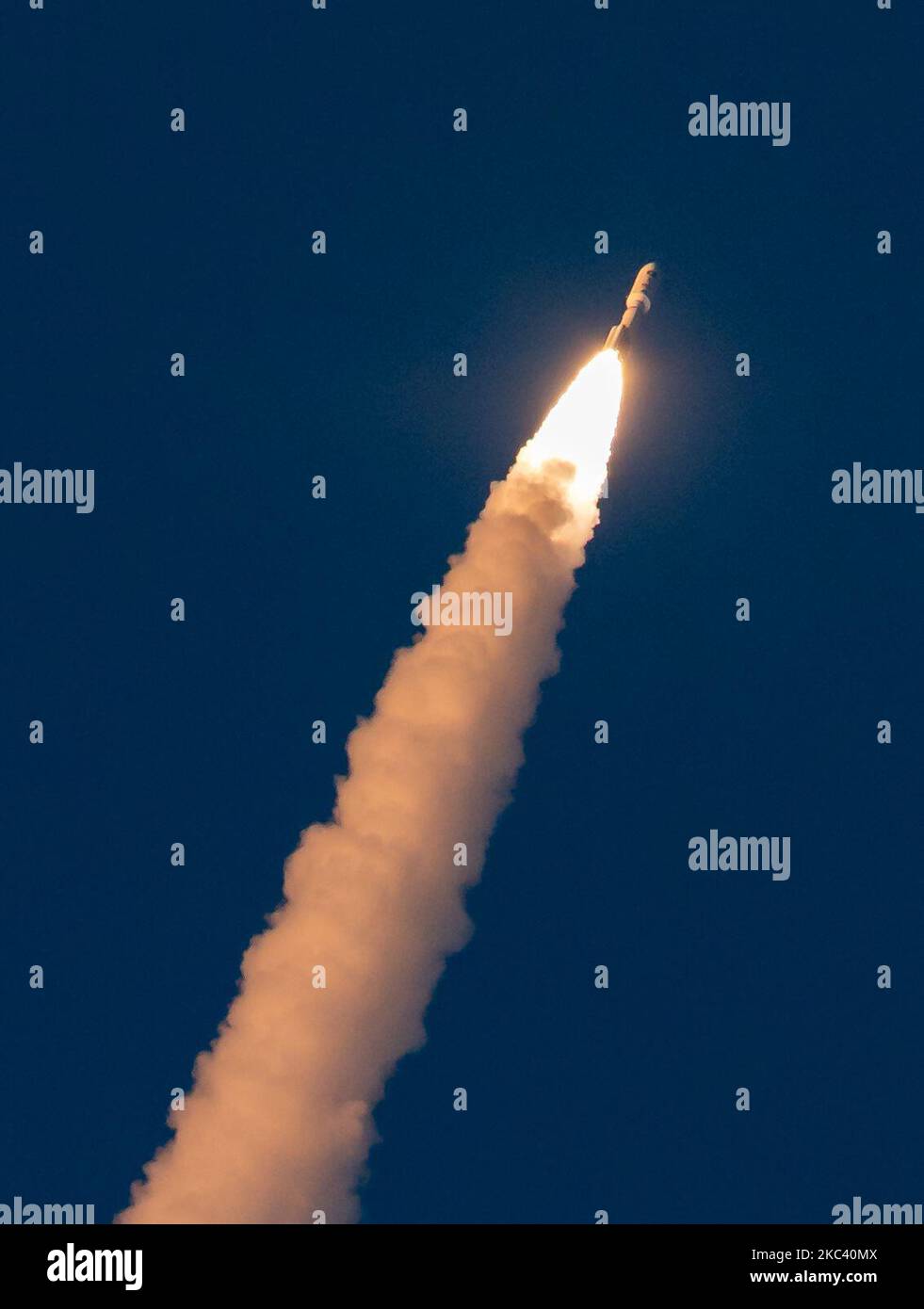 13 novembre 2020 - Un ascensore ULA Atlas V dal piazzale di lancio 41 presso la Stazione dell'Aeronautica militare di Cape Canaveral che trasporta un carico utile classificato per l'Ufficio di ricostruzione Natiobnale sulla sua Missione NROL 101. (Foto di Manuel Mazzanti/NurPhoto9 Foto Stock