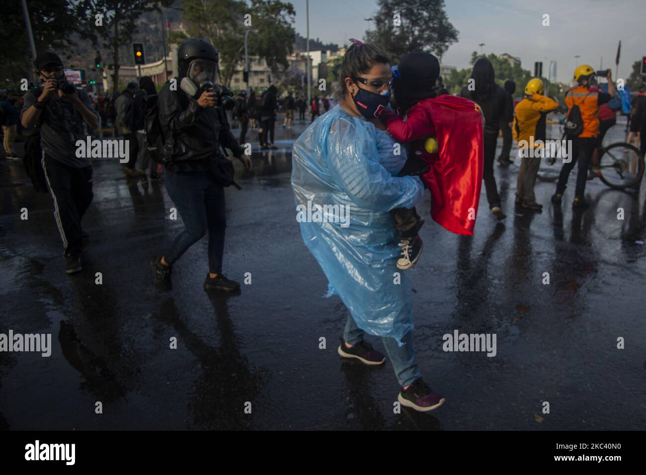 Una donna accusa il suo figlio giovane. Tra la manifestazione e la protesta per la libertà dei prigionieri politici Mapuche, prigionieri di rivolta sociale e sovversive. Il 13 novembre 2020. A Santiago del Cile. (Foto di Claudio Abarca Sandoval/NurPhoto) Foto Stock