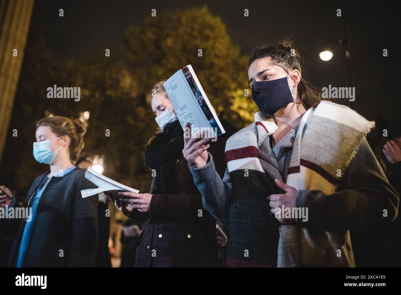 Nella prima serata del 13 novembre 2020, diverse centinaia di cristiani si sono riuniti di fronte alla Chiesa di Saint-Sulpice a Parigi per organizzare una messa all'aperto per chiedere al governo di ordinare la riapertura delle chiese di tenere servizi religiosi, anche durante il confinamento. Infatti, dall'introduzione di un nuovo confinamento per affrontare la seconda ondata di COVID-19, tutti i luoghi di culto sono chiusi al pubblico. (Foto di Samuel Boivin/NurPhoto) Foto Stock