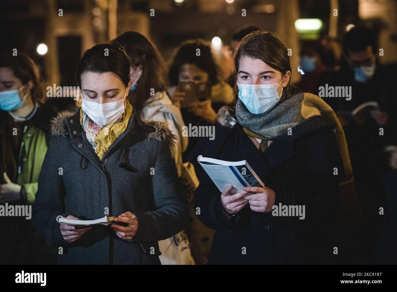 Nella prima serata del 13 novembre 2020, diverse centinaia di cristiani si sono riuniti di fronte alla Chiesa di Saint-Sulpice a Parigi per organizzare una messa all'aperto per chiedere al governo di ordinare la riapertura delle chiese di tenere servizi religiosi, anche durante il confinamento. Infatti, dall'introduzione di un nuovo confinamento per affrontare la seconda ondata di COVID-19, tutti i luoghi di culto sono chiusi al pubblico. (Foto di Samuel Boivin/NurPhoto) Foto Stock