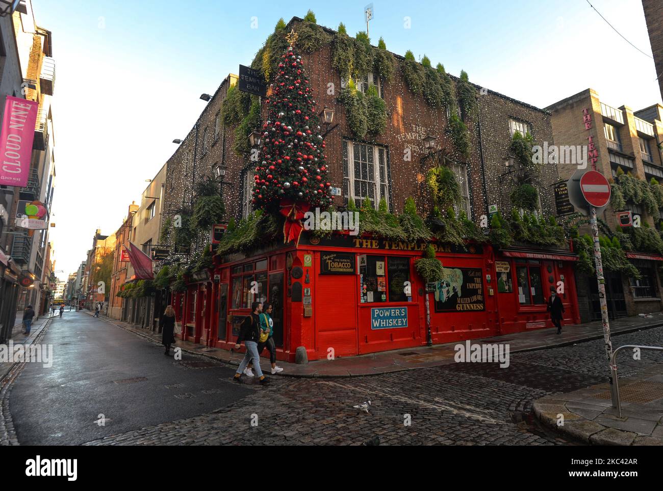 Le persone camminano da un pub chiuso 'The Temple Bar' nel centro di Dublino. Sabato 14 novembre 2020 a Dublino, Irlanda. (Foto di Artur Widak/NurPhoto) Foto Stock