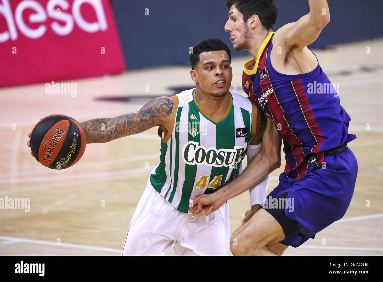 T.J. Campbell e Leandro Bolmaro durante la partita tra FC Barcelona e Real Betis Baloncesto, corrispondente alla settimana 11 della Liga Endesa, disputata al Palau Blaugrana, il 14th novembre 2020, a Barcellona, Spagna. (Foto di Joan Valls/Urbanandsport/NurPhoto) Foto Stock