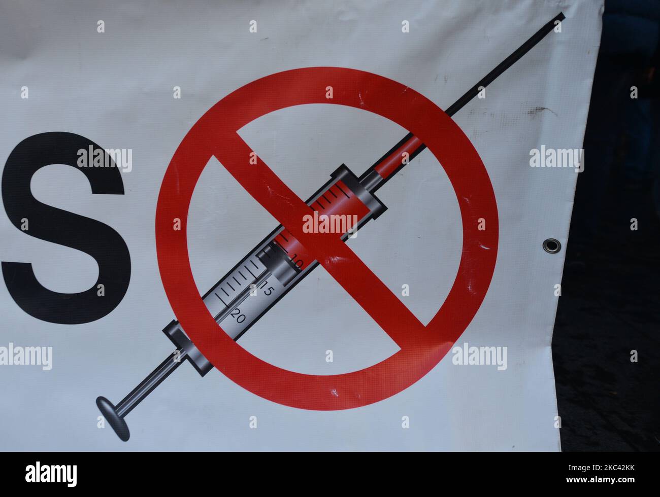 Un gruppo di dimostranti porta una bandiera con un cartello "No Vaccines" (Nessun vaccino) fuori dall'OGPO su o'Connell Steet durante un rally anti-blocco. Sabato 14 novembre 2020 a Dublino, Irlanda. (Foto di Artur Widak/NurPhoto) Foto Stock