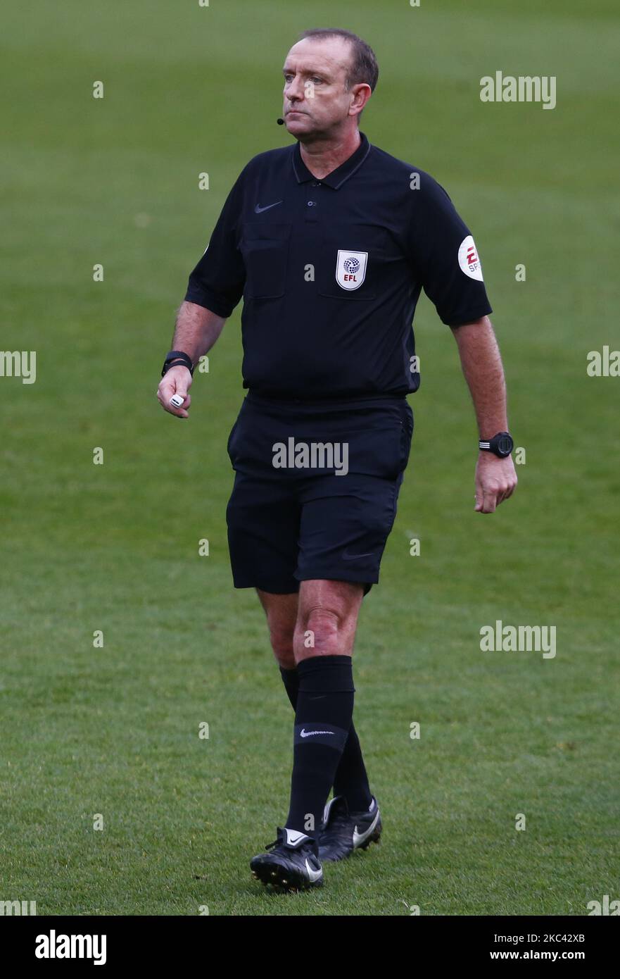 Arbitro C. Boyesonduring League Two tra Colchester United e Leyton Orient al Colchester Community Stadium , Colchester, Regno Unito il 14th novembre 2020 (Photo by Action Foto Sport/NurPhoto) Foto Stock