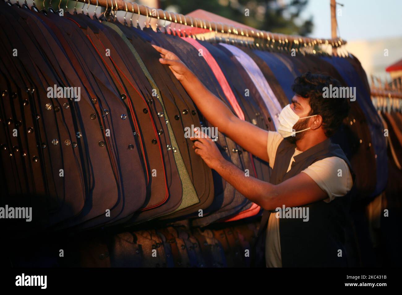 Un venditore di strada vende abiti blazer come l'inverno si avvicina a Dhaka, Bangladesh il 14 novembre 2020. (Foto di Rehman Asad/NurPhoto) Foto Stock