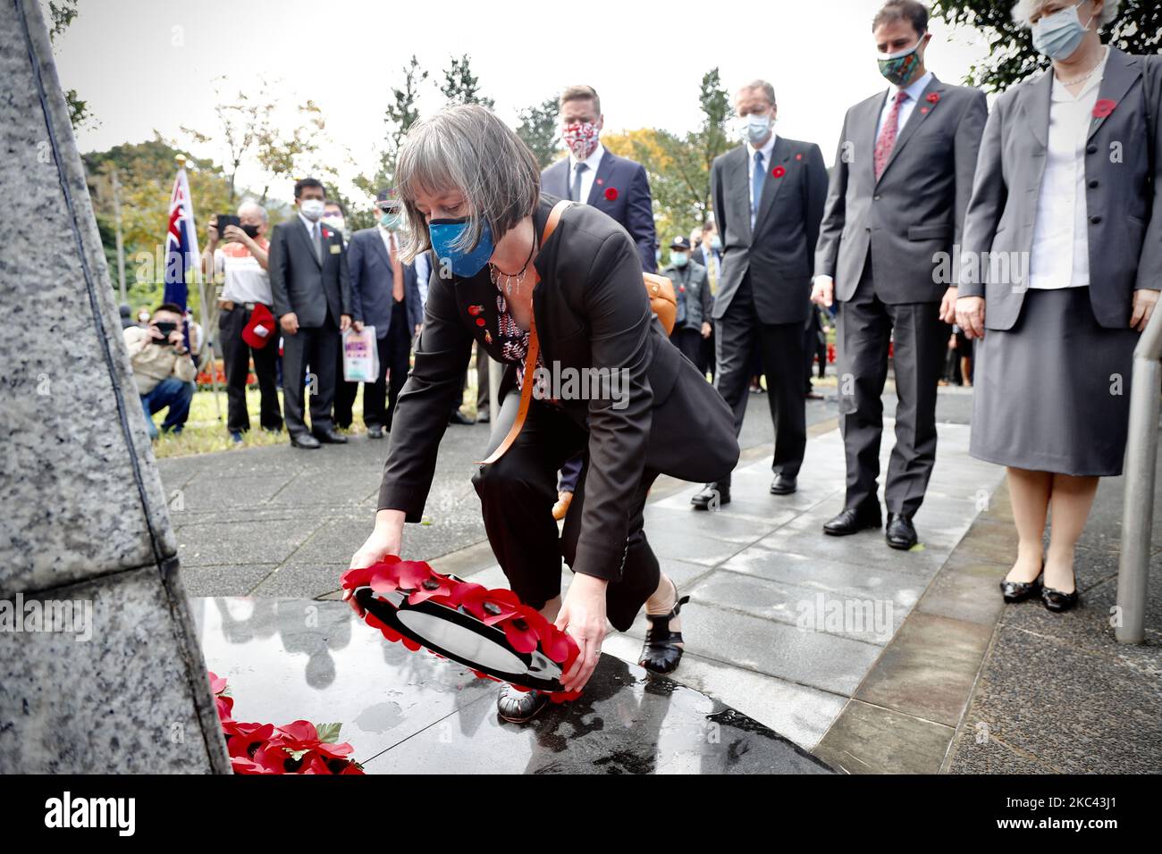 Circa 100 veterani, parenti dell'esercito e rappresentanti di paesi stranieri a Taiwan e altri partecipanti depongono corati e rendono omaggio ai defunti della prima e della seconda guerra mondiale, durante un evento della Giornata della memoria, al Memoriale e al Parco della Pace di Taiwan POW, A New Taipei City, Taiwan, il 15 novembre 2020. (Foto di Ceng Shou Yi/NurPhoto) Foto Stock