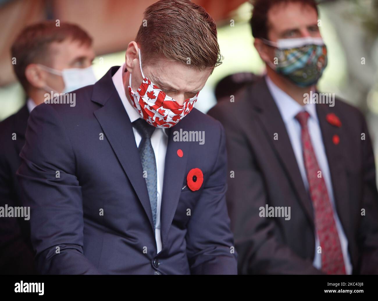 Circa 100 veterani, parenti dell'esercito e rappresentanti di paesi stranieri a Taiwan e altri partecipanti depongono corati e rendono omaggio ai defunti della prima e della seconda guerra mondiale, durante un evento della Giornata della memoria, al Memoriale e al Parco della Pace di Taiwan POW, A New Taipei City, Taiwan, il 15 novembre 2020. (Foto di Ceng Shou Yi/NurPhoto) Foto Stock