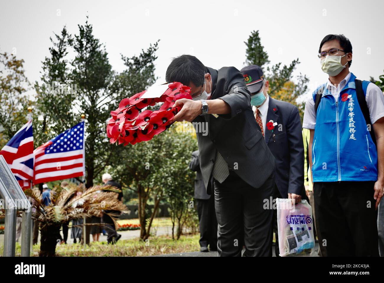 Circa 100 veterani, parenti dell'esercito e rappresentanti di paesi stranieri a Taiwan e altri partecipanti depongono corati e rendono omaggio ai defunti della prima e della seconda guerra mondiale, durante un evento della Giornata della memoria, al Memoriale e al Parco della Pace di Taiwan POW, A New Taipei City, Taiwan, il 15 novembre 2020. (Foto di Ceng Shou Yi/NurPhoto) Foto Stock