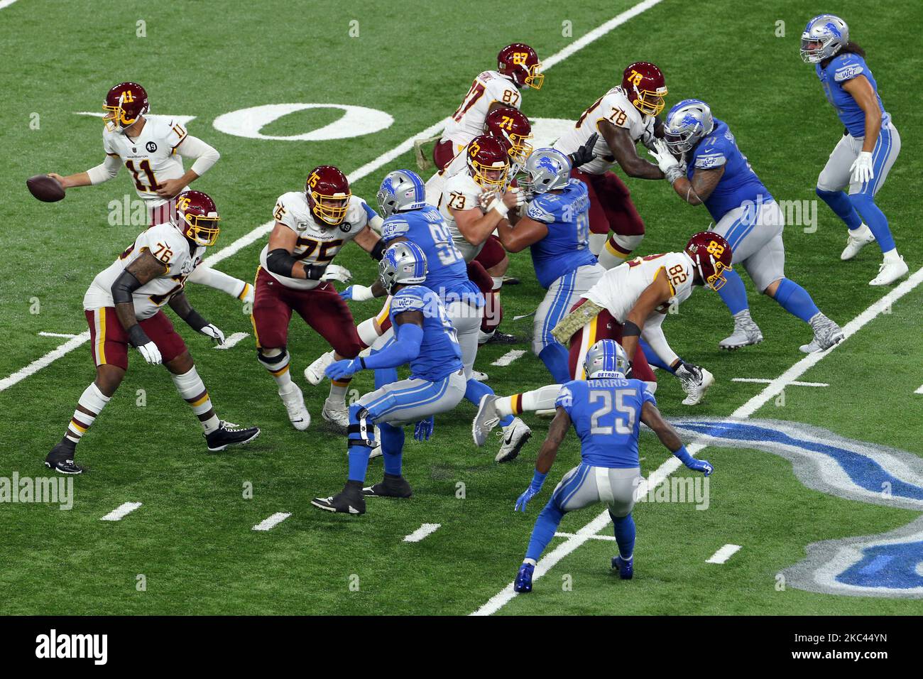 La linea offensiva della squadra di calcio di Washington blocca la difesa dei Detroit Lions durante la prima metà di una partita di calcio della NFL tra la squadra di calcio di Washington e i Detroit Lions a Detroit, Michigan USA, domenica 15 novembre 2020. (Foto di Amy Lemus/NurPhoto) Foto Stock