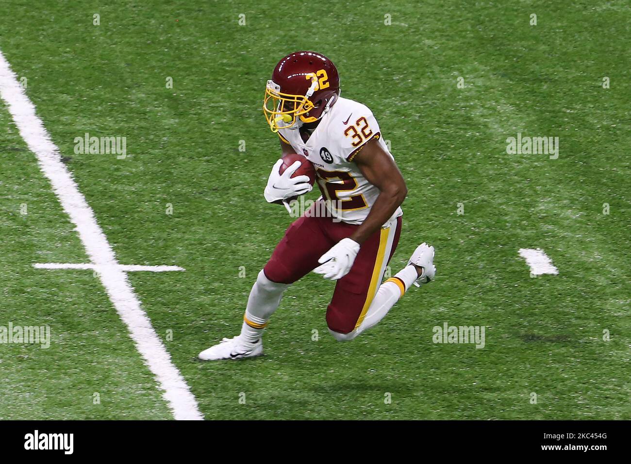 Il Cornerback Danny Johnson (32) della Washington Football Team porta la palla durante la prima metà di una partita di football tra la Washington Football Team e i Detroit Lions a Detroit, Michigan USA, domenica 15 novembre 2020. (Foto di Amy Lemus/NurPhoto) Foto Stock