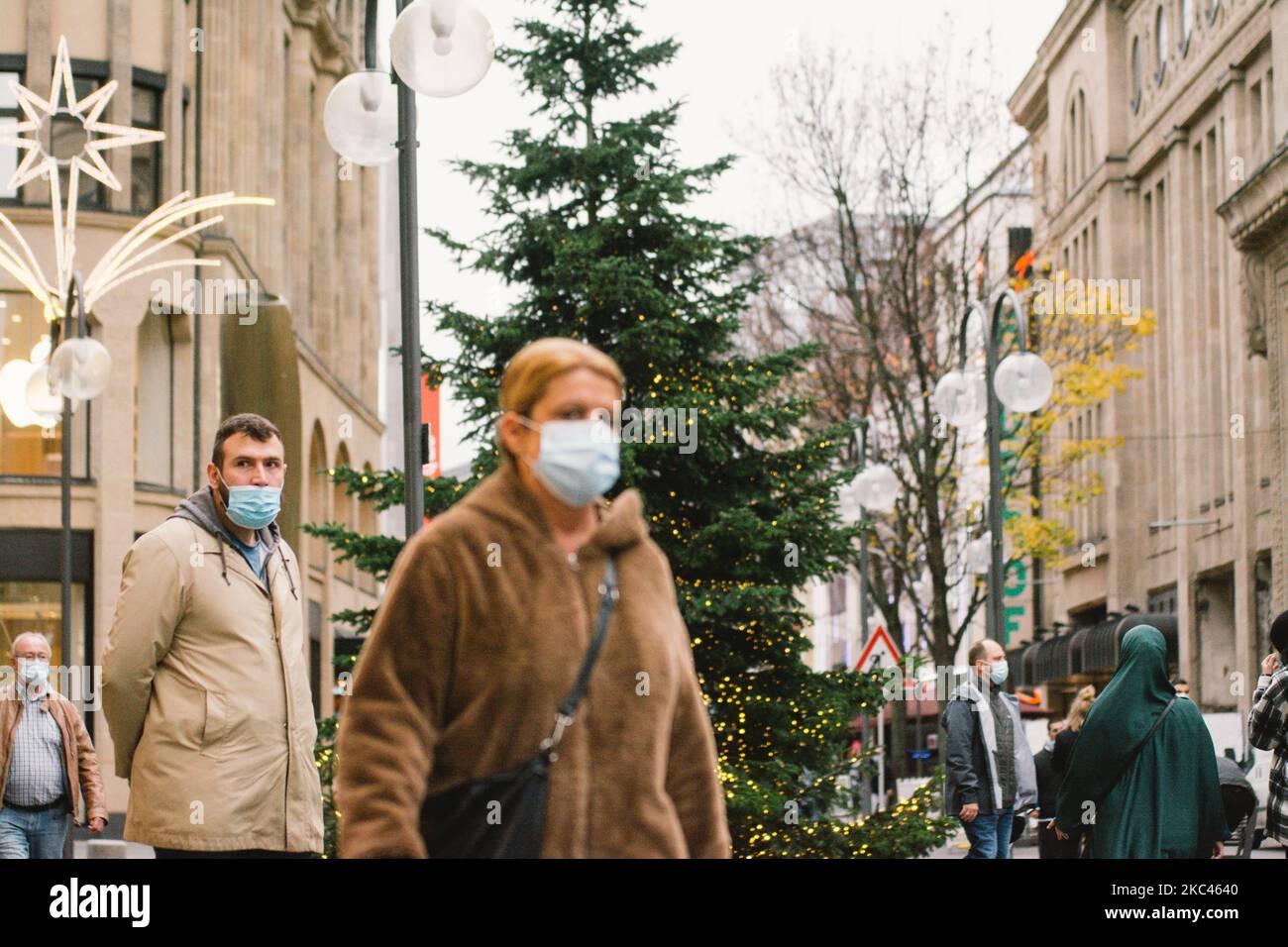 Gli acquirenti con maschera facciale sono visti nel centro della città di colonia (foto di Ying Tang/NurPhoto) Foto Stock