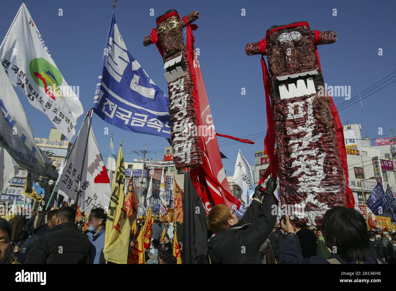 I partecipanti si radunano contro la nuova obiezione di costruzione della base militare degli Stati Uniti nella piazza della stazione ferroviaria di Pyeongtaek, Corea del Sud, il 11 dicembre 2005. Il campo Humphreys è una guarnigione dell'esercito degli Stati Uniti situata vicino alle aree metropolitane di Anjeong-ri e Pyeongtaek nella Corea del Sud. Camp Humphreys è la sede del Desiderio Army Airfield, il più trafficato campo aereo dell'esercito degli Stati Uniti in Asia, con una pista di 8.124 metri. Oltre al campo aereo, ci sono diverse unità di supporto diretto, trasporto e tattica dell'esercito degli Stati Uniti, tra cui la Brigata dell'aviazione di combattimento, 2nd Divisione di fanteria. La guarnigione ha un'area Foto Stock