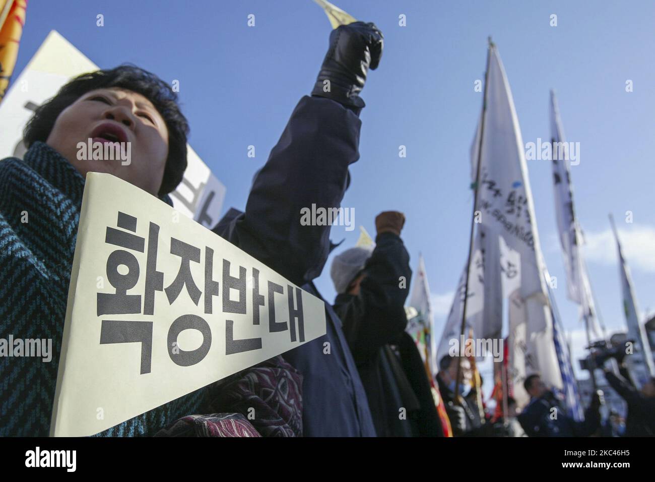 I partecipanti si radunano contro la nuova obiezione di costruzione della base militare degli Stati Uniti nella piazza della stazione ferroviaria di Pyeongtaek, Corea del Sud, il 11 dicembre 2005. Il campo Humphreys è una guarnigione dell'esercito degli Stati Uniti situata vicino alle aree metropolitane di Anjeong-ri e Pyeongtaek nella Corea del Sud. Camp Humphreys è la sede del Desiderio Army Airfield, il più trafficato campo aereo dell'esercito degli Stati Uniti in Asia, con una pista di 8.124 metri. Oltre al campo aereo, ci sono diverse unità di supporto diretto, trasporto e tattica dell'esercito degli Stati Uniti, tra cui la Brigata dell'aviazione di combattimento, 2nd Divisione di fanteria. La guarnigione ha un'area Foto Stock