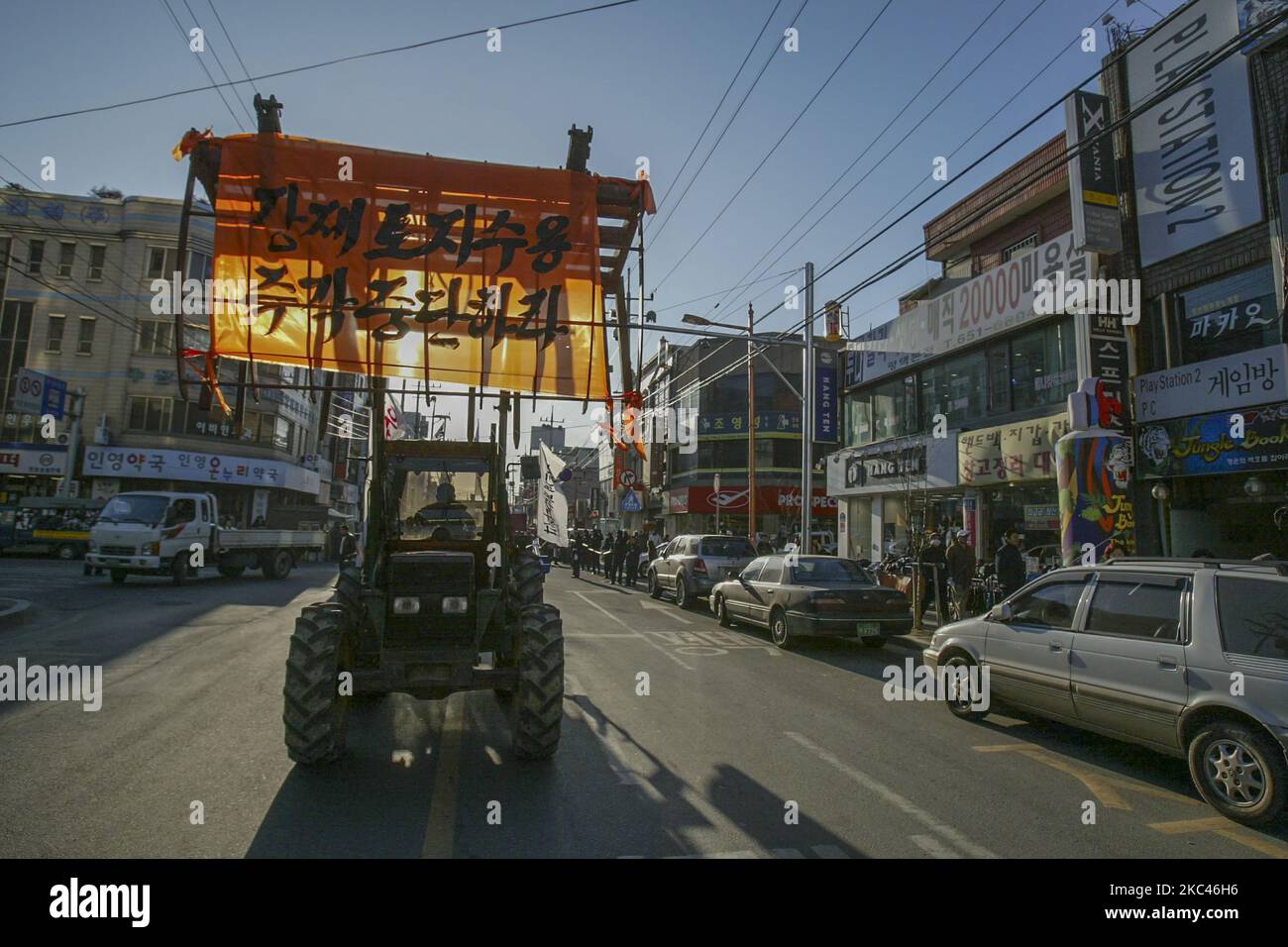 Trattori che marciano per rally contro la nuova obiezione di costruzione della base militare degli Stati Uniti nella piazza della stazione ferroviaria a Pyeongtaek, Corea del Sud, il 11 dicembre 2005. Il campo Humphreys è una guarnigione dell'esercito degli Stati Uniti situata vicino alle aree metropolitane di Anjeong-ri e Pyeongtaek nella Corea del Sud. Camp Humphreys è la sede del Desiderio Army Airfield, il più trafficato campo aereo dell'esercito degli Stati Uniti in Asia, con una pista di 8.124 metri. Oltre al campo aereo, ci sono diverse unità di supporto diretto, trasporto e tattica dell'esercito degli Stati Uniti, tra cui la Brigata dell'aviazione di combattimento, 2nd Divisione di fanteria. La guarnigione ha un ar Foto Stock