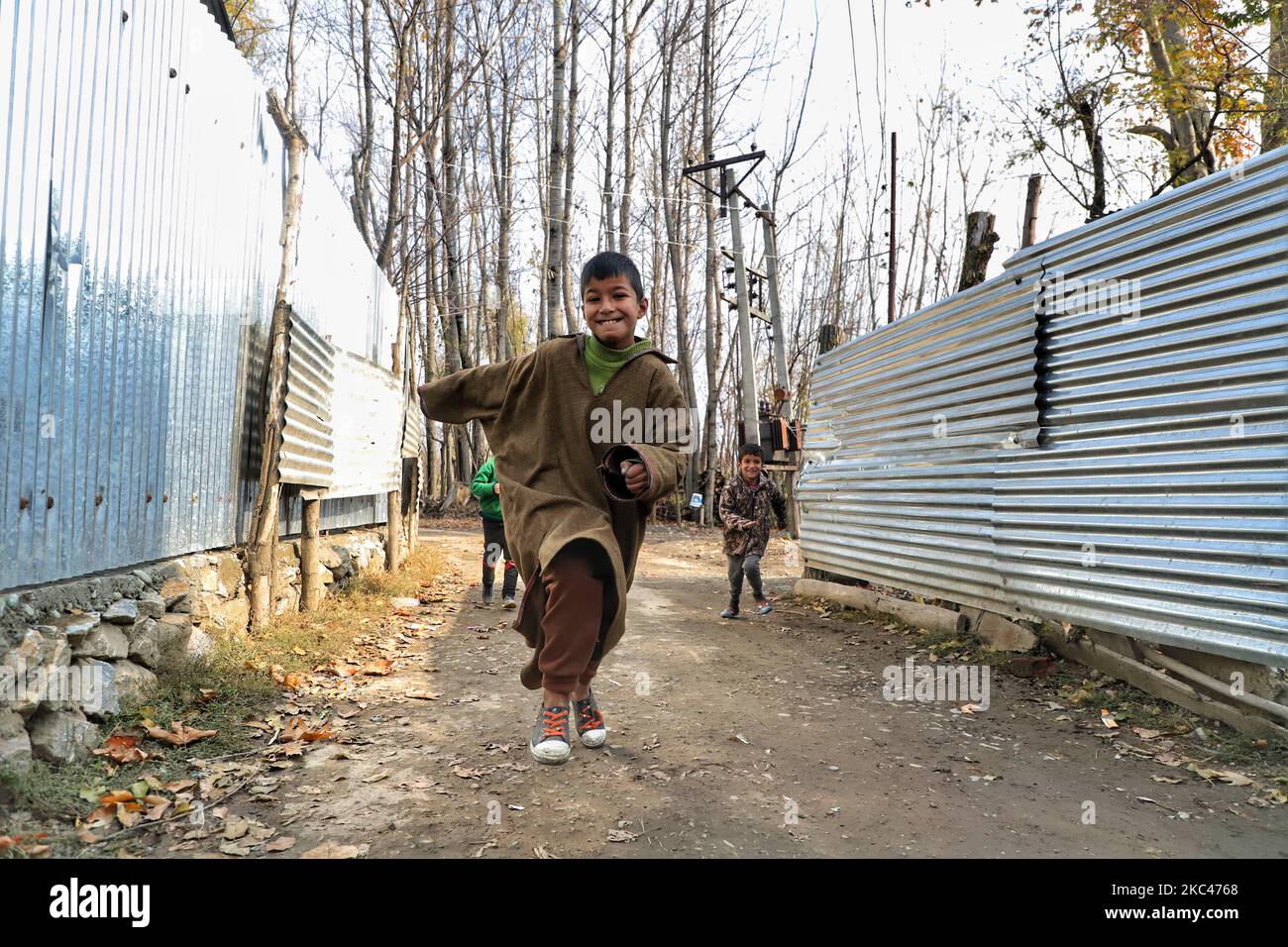 Bambini che giocano alla periferia di Baramulla, Jammu e Kashmir, India, il 18 novembre 2020. (Foto di Nasir Kachroo/NurPhoto) Foto Stock