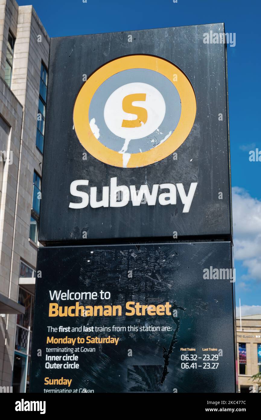 Glasgow, Regno Unito - 10 settembre 2022: L'indicazione per la metropolitana a Buchanan Street nel centro di Glasgow, Scozia Foto Stock