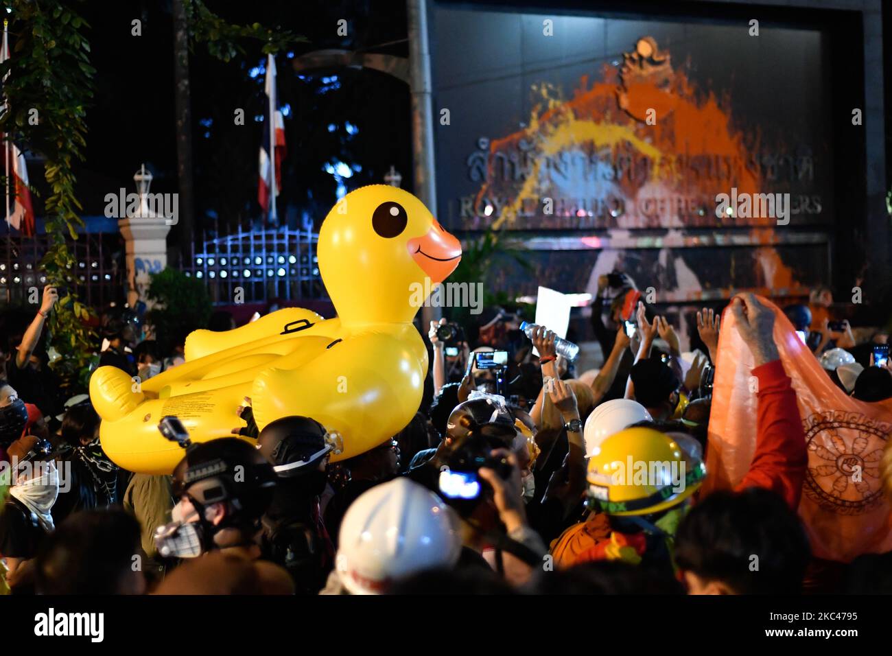 I manifestanti pro-democrazia muovono un'anatra gonfiabile di gomma durante un rally anti-governo fuori dalla sede della polizia tailandese reale il 18 novembre 2020 a Bangkok, Thailandia. (Foto di Vachira Vachira/NurPhoto) Foto Stock